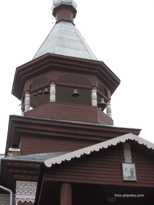 деревянная пятиглавая Церковь Петра и Павла начала XX века с колокольней
