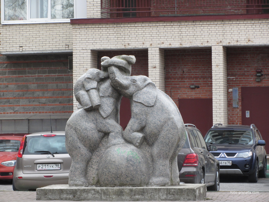 Скульптура «Семья Слонов»