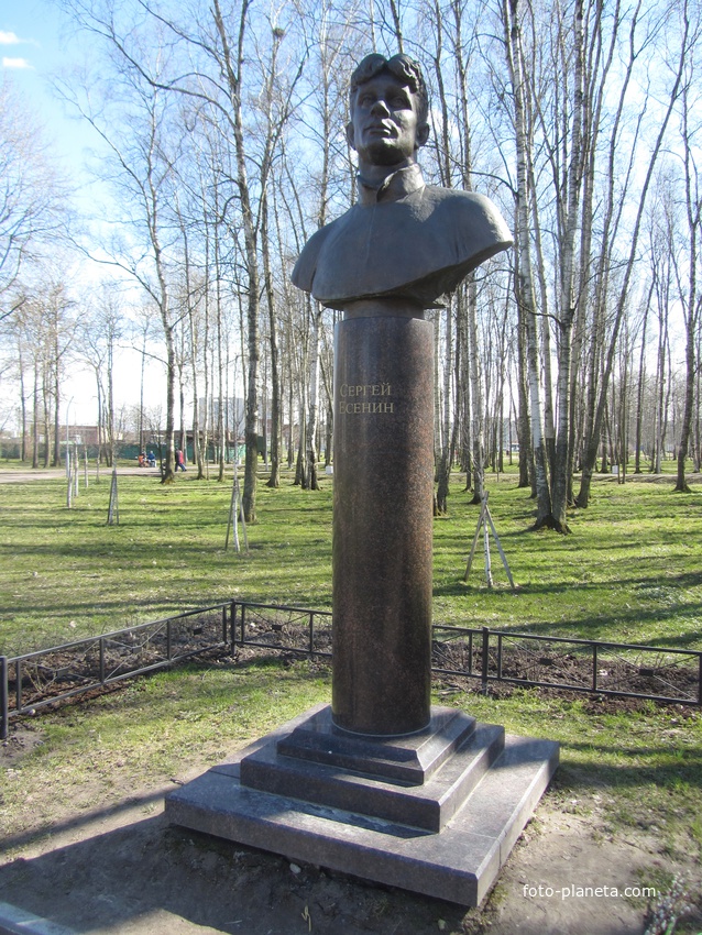 Памятник Сергею Есенину в одноимённом парке