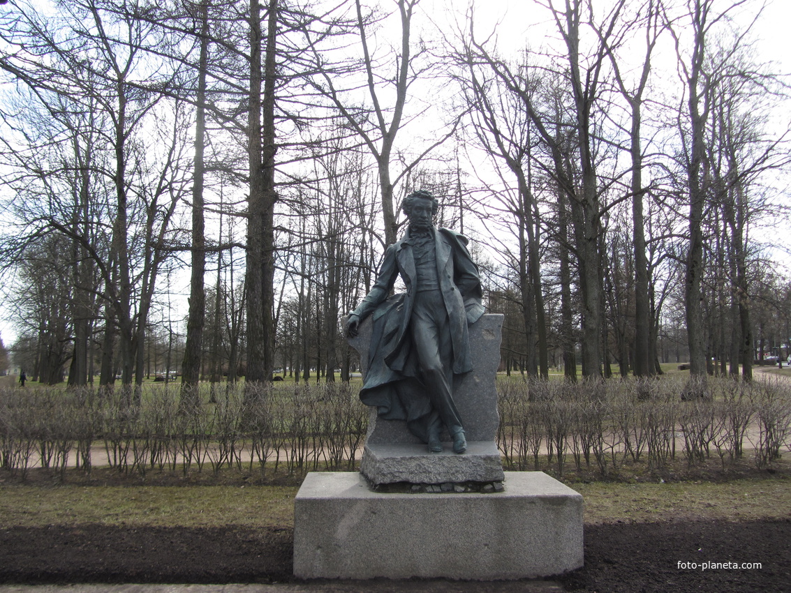 Памятник Пушкину на Октябрьском бульваре