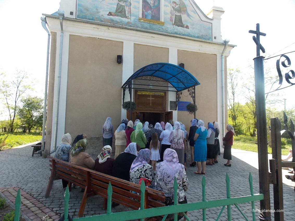 Біля Милятинської церкви святої Параскеви у провідну неділю.