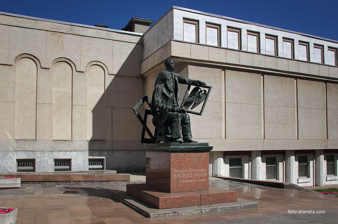 Памятник Васнецовым