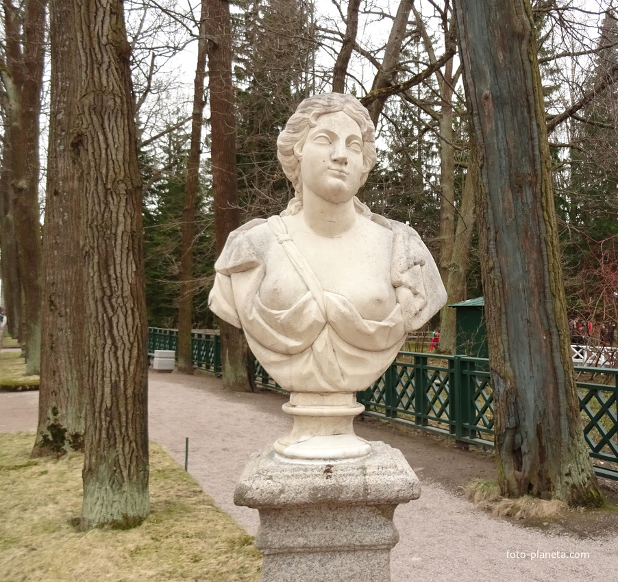 Скульптура в Нижнем парке