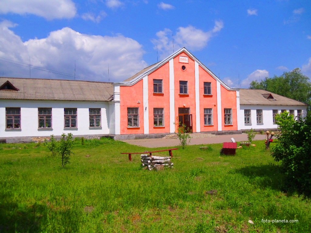 Школа села Сунки построенная в 1960 году.