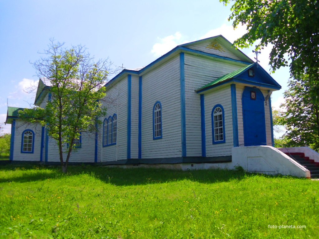 Деревянная Троицкая церковь в Сунках построена в 1864 г