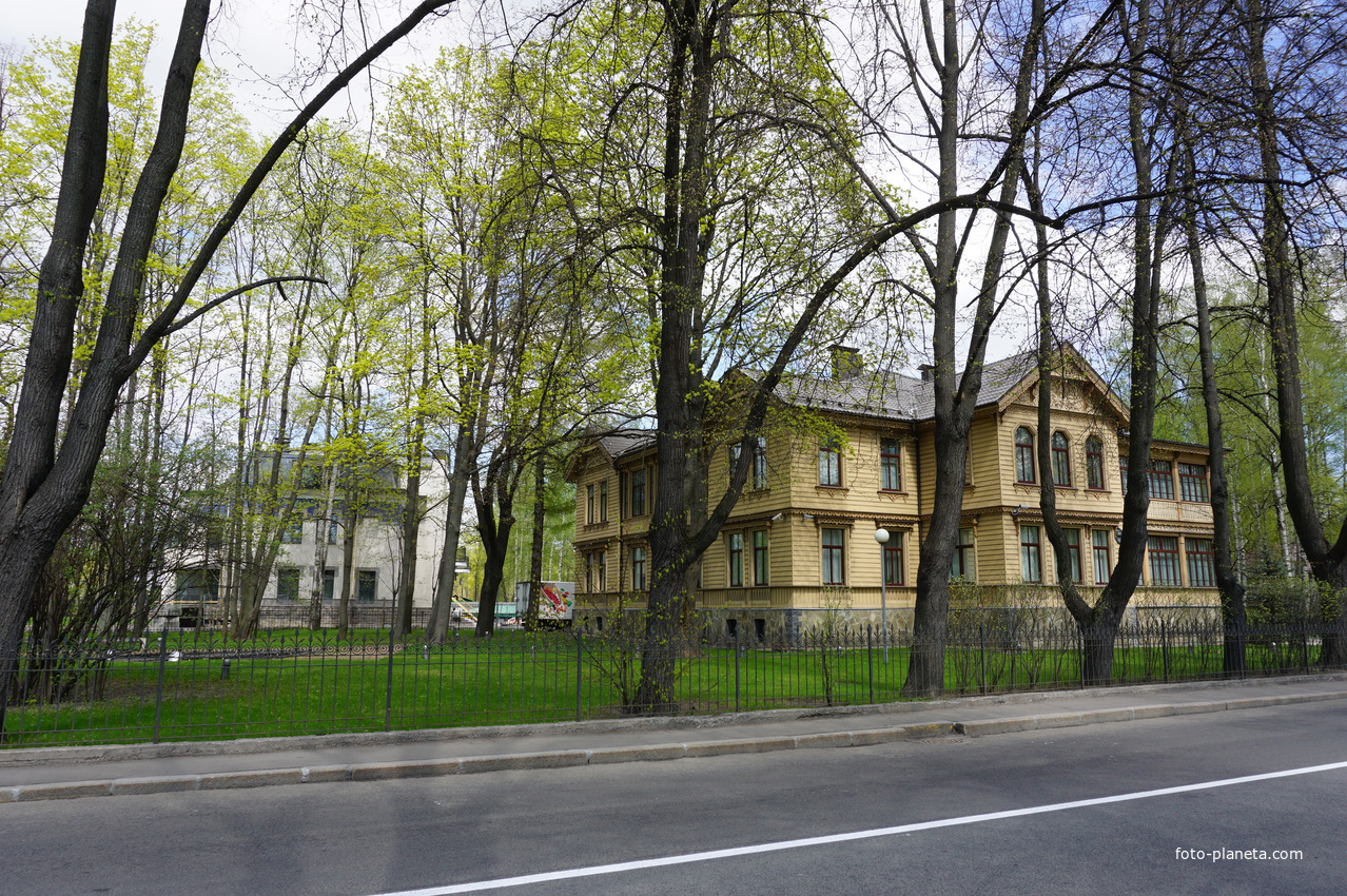 Боковая алея.