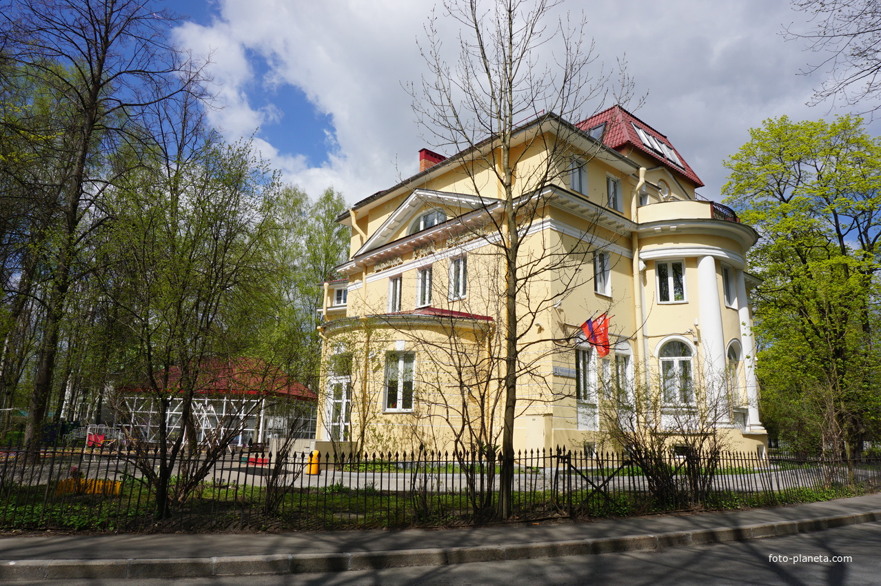 Боковая алея.