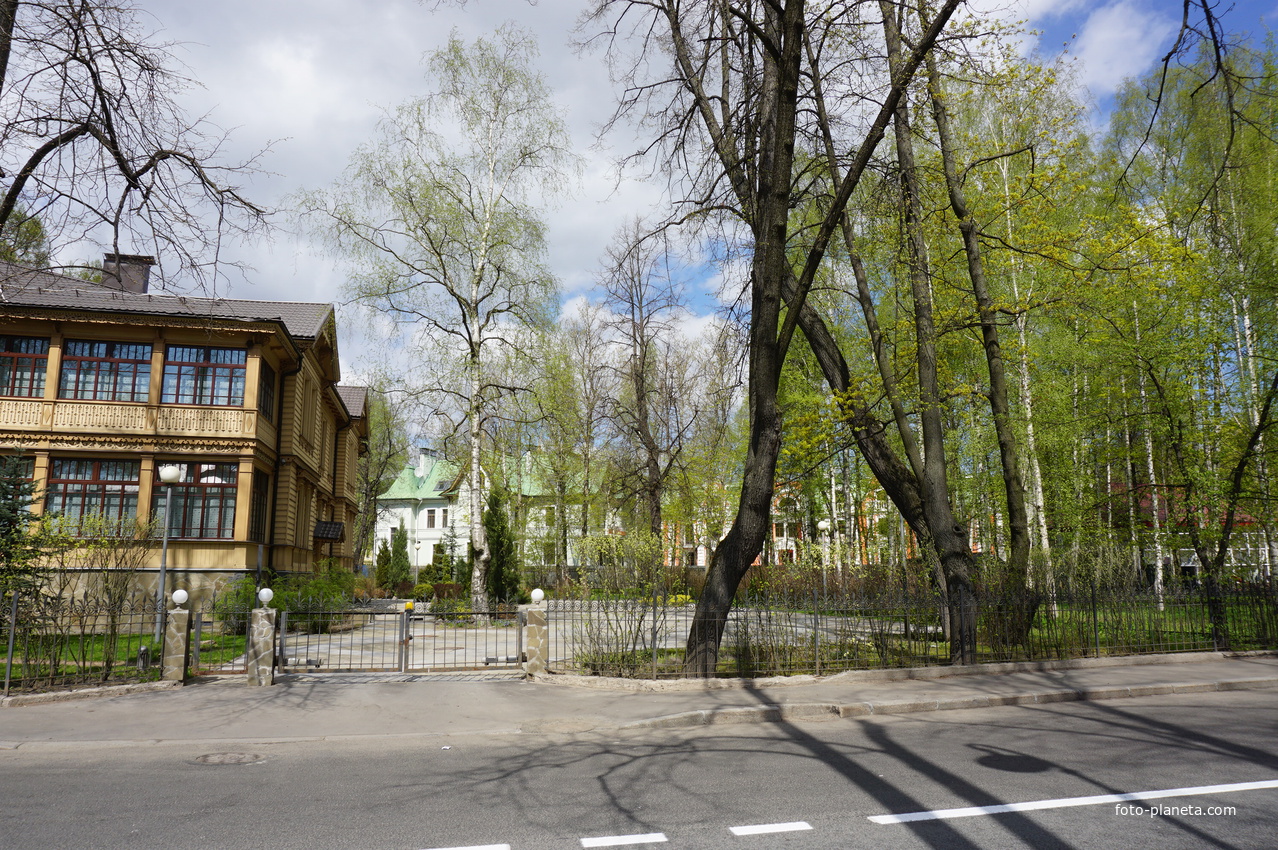 Боковая алея.