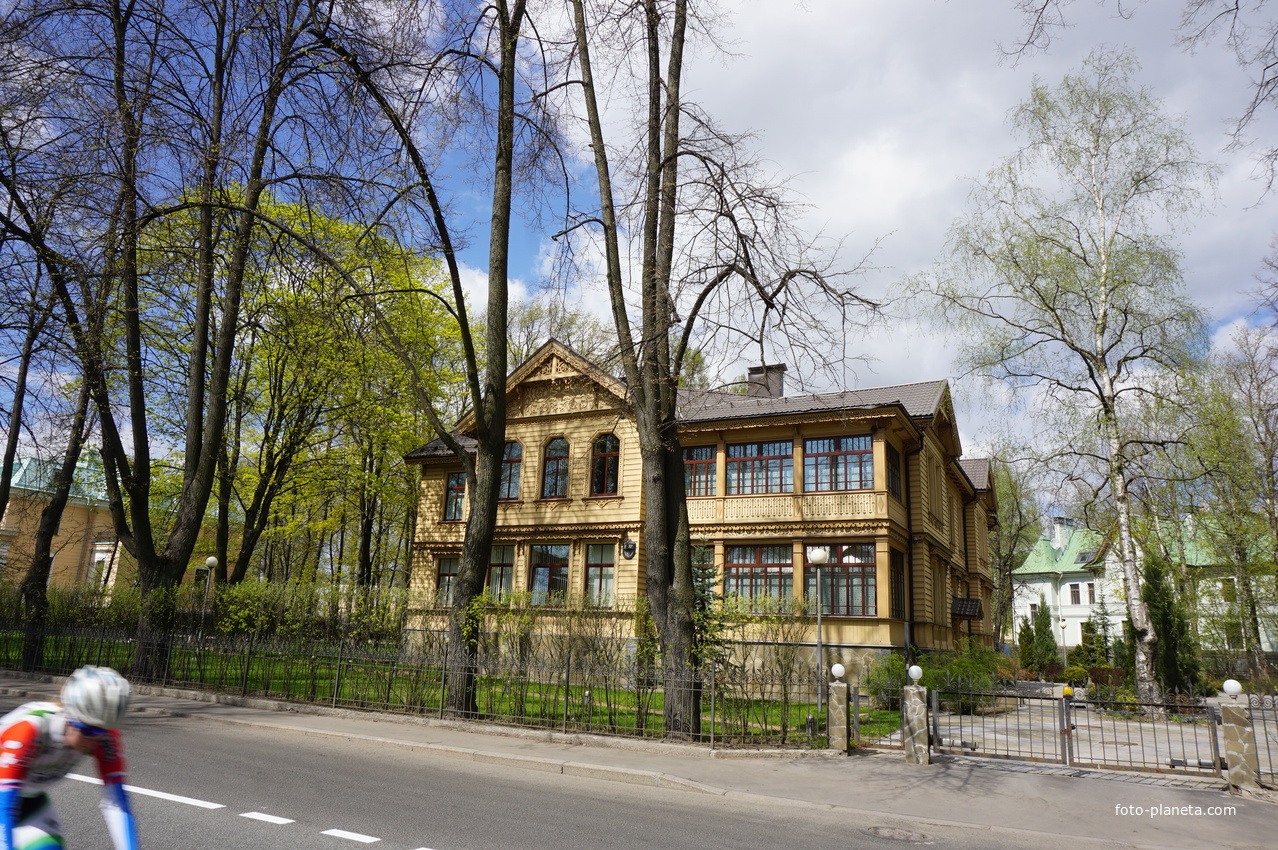 Боковая алея.