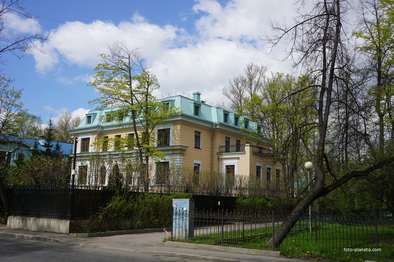 Боковая алея.