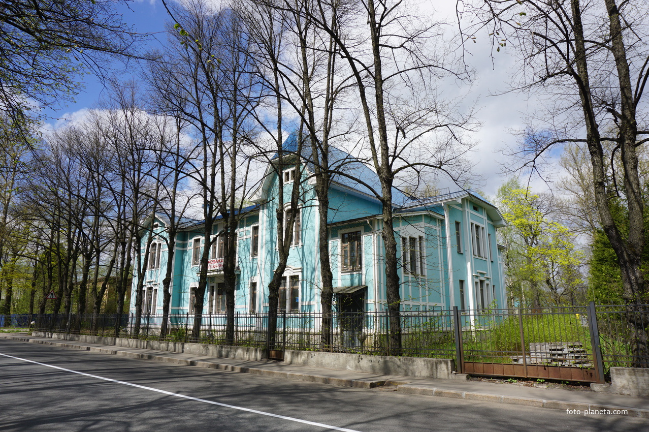 Боковая алея.