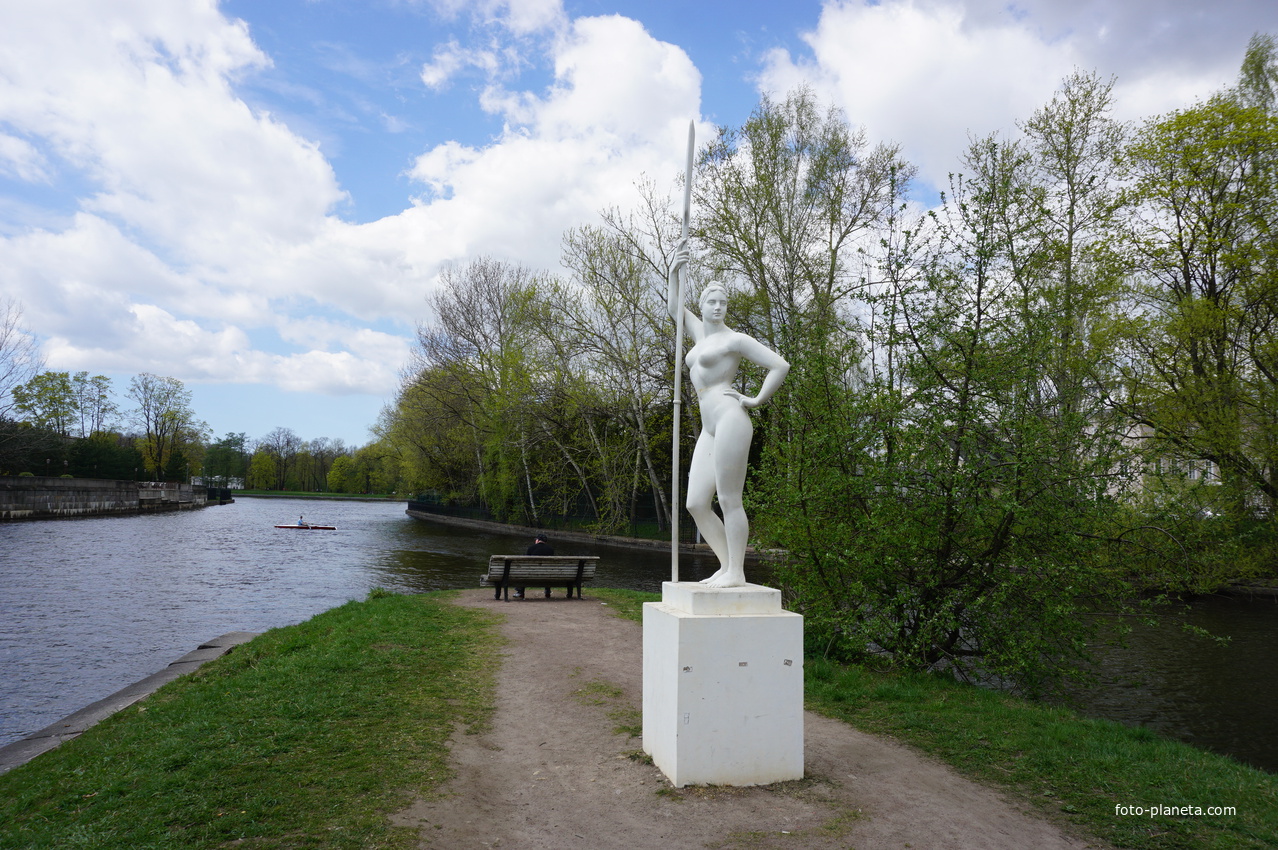 Девушка с веслом.