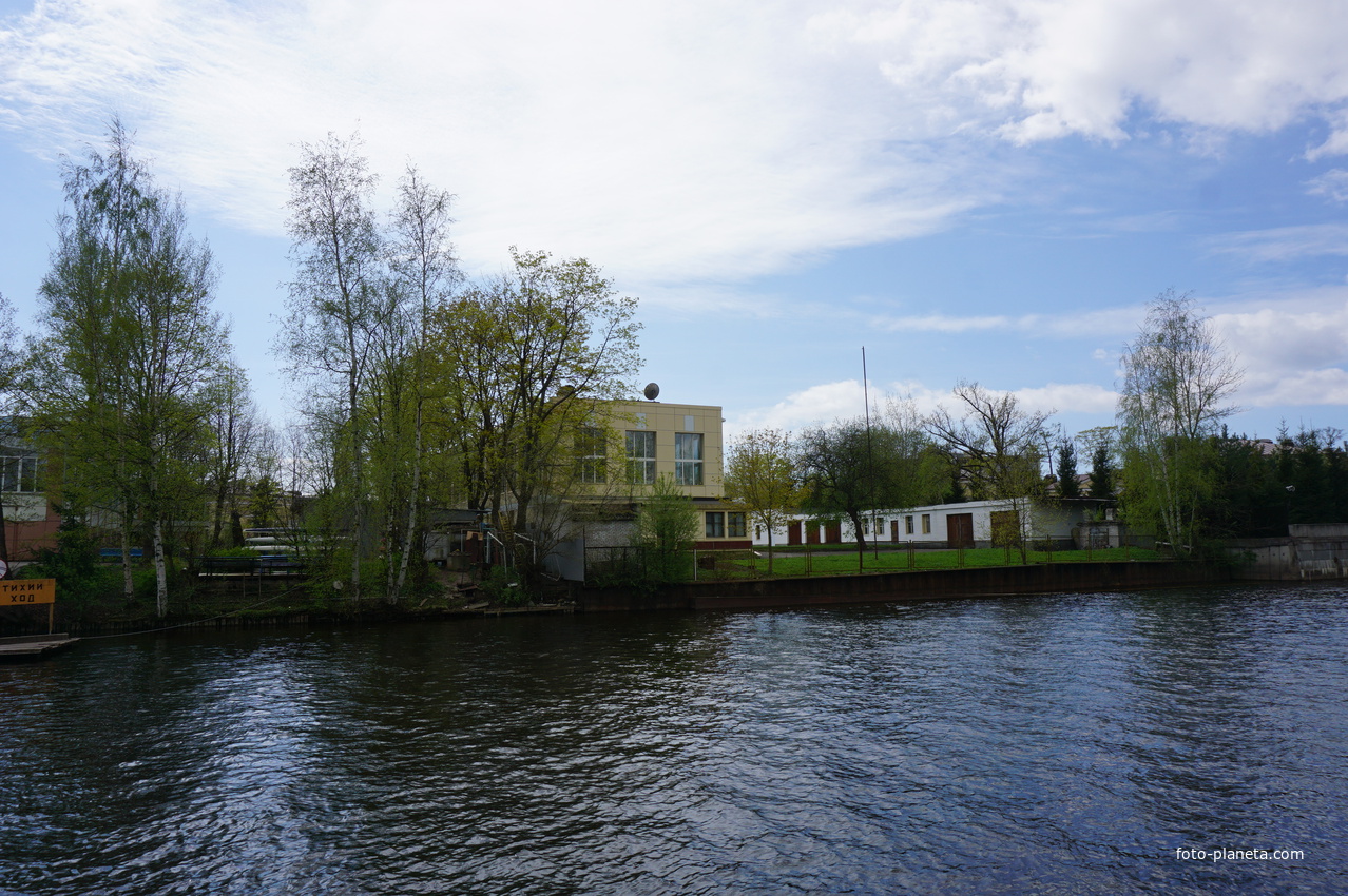 На реке Крестовка.