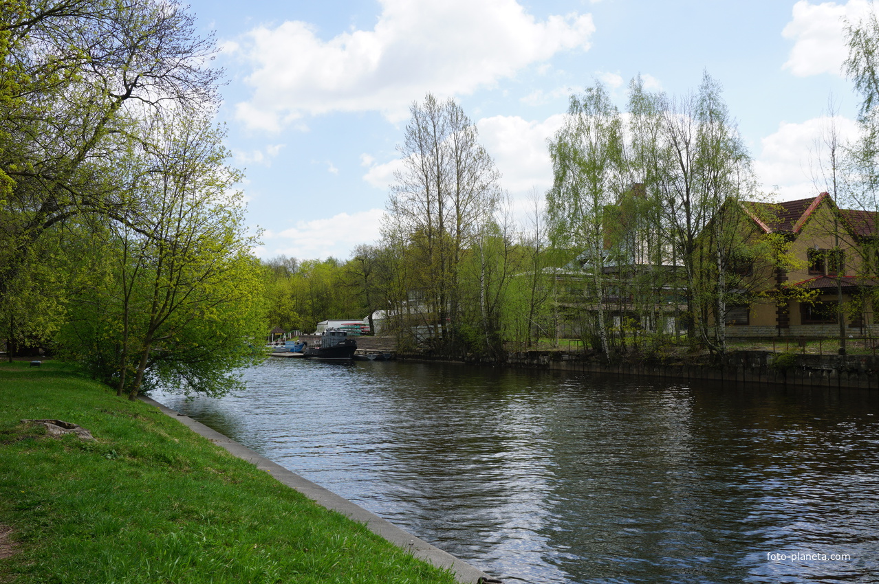 На реке Крестовка.