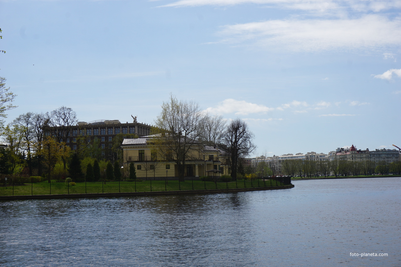 На реке Крестовка.