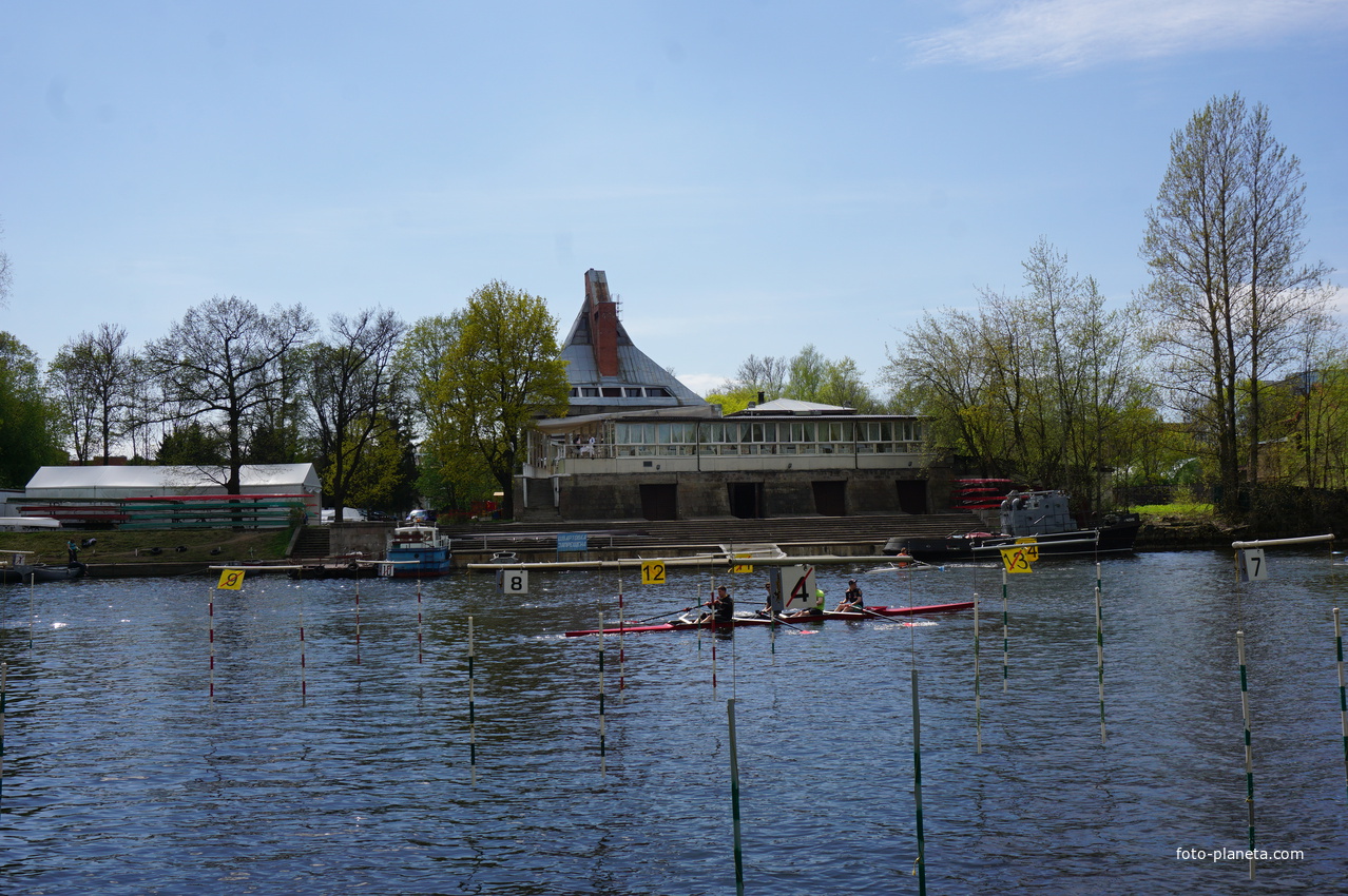 На реке Крестовка.