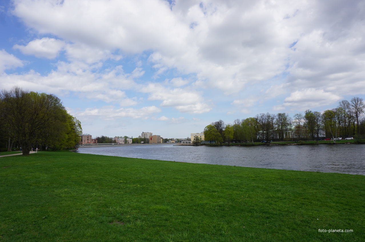 На реке Средняя Невка.