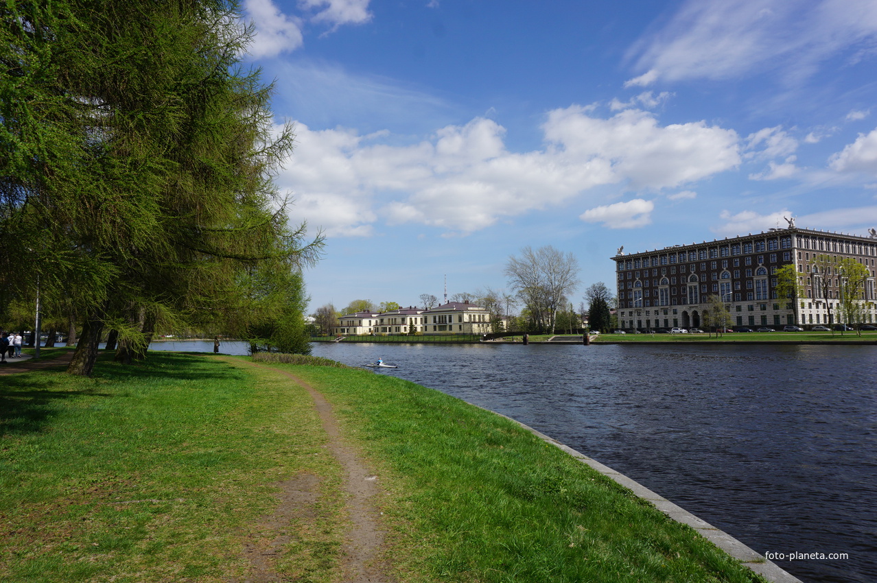 На реке Средняя Невка.