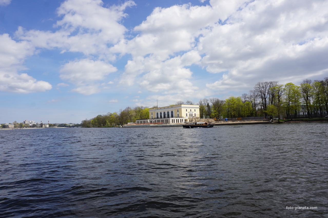 На реке Средняя Невка.