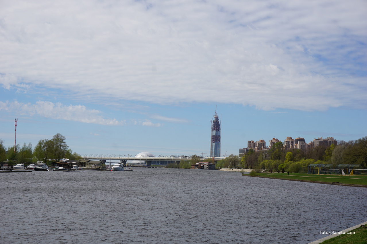 На реке Средняя Невка.