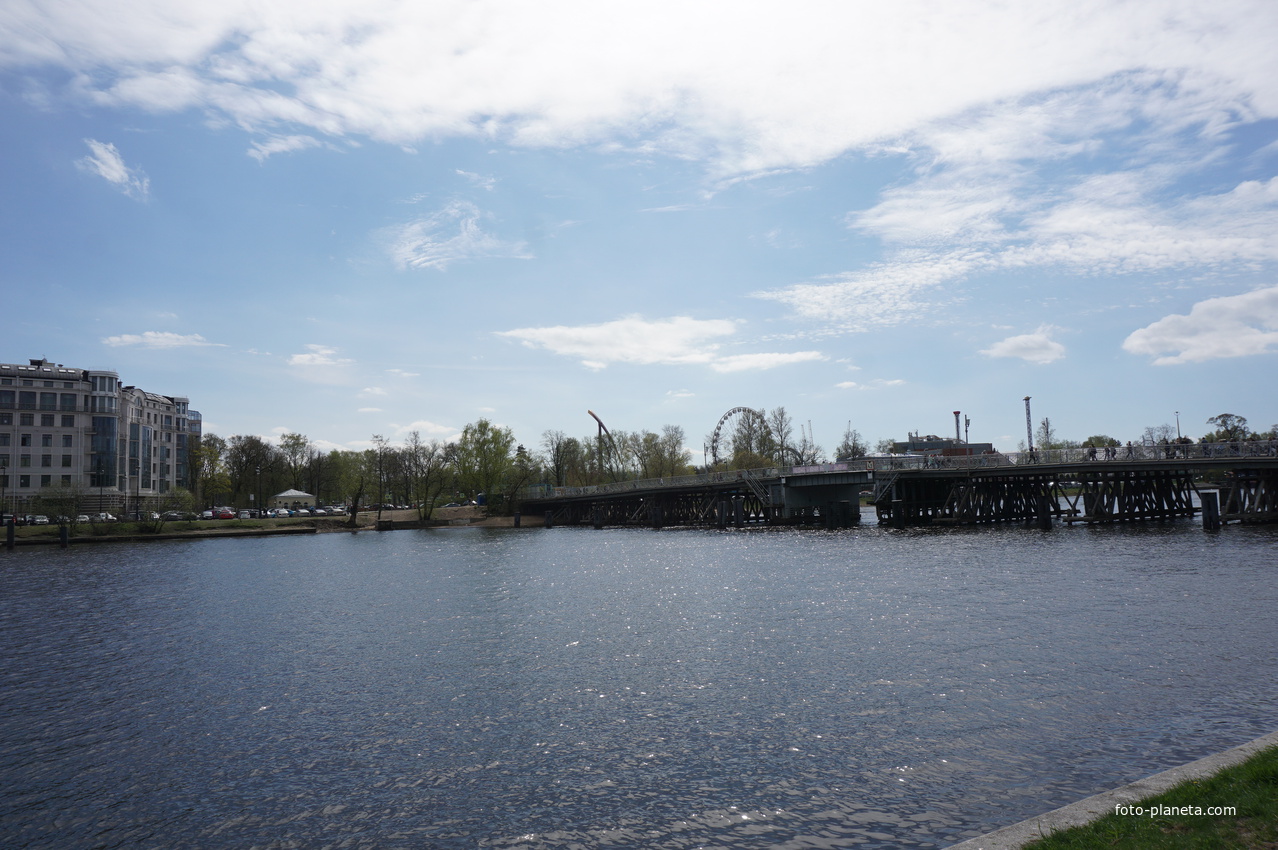 На реке Средняя Невка.
