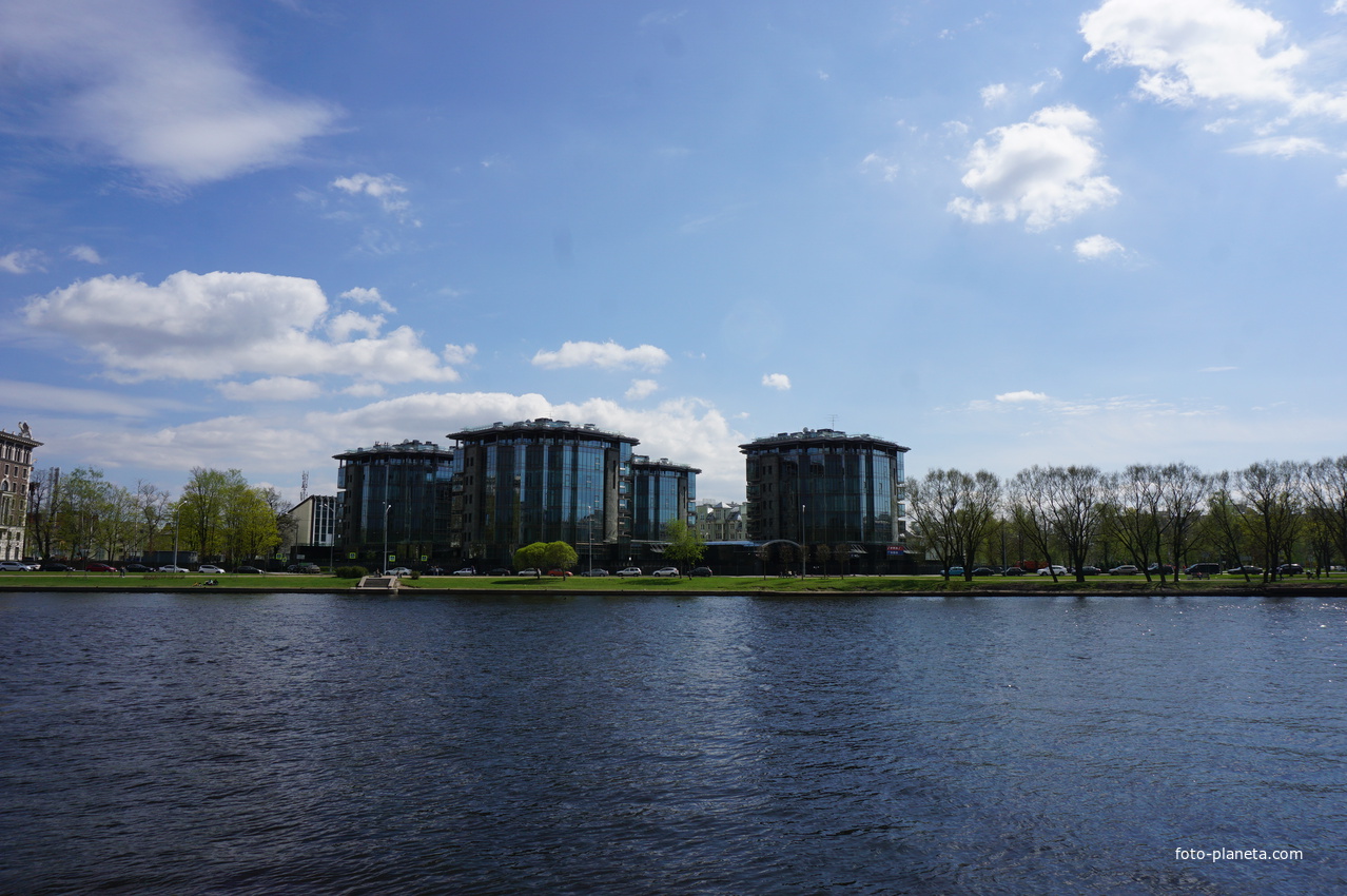 На реке Средняя Невка.