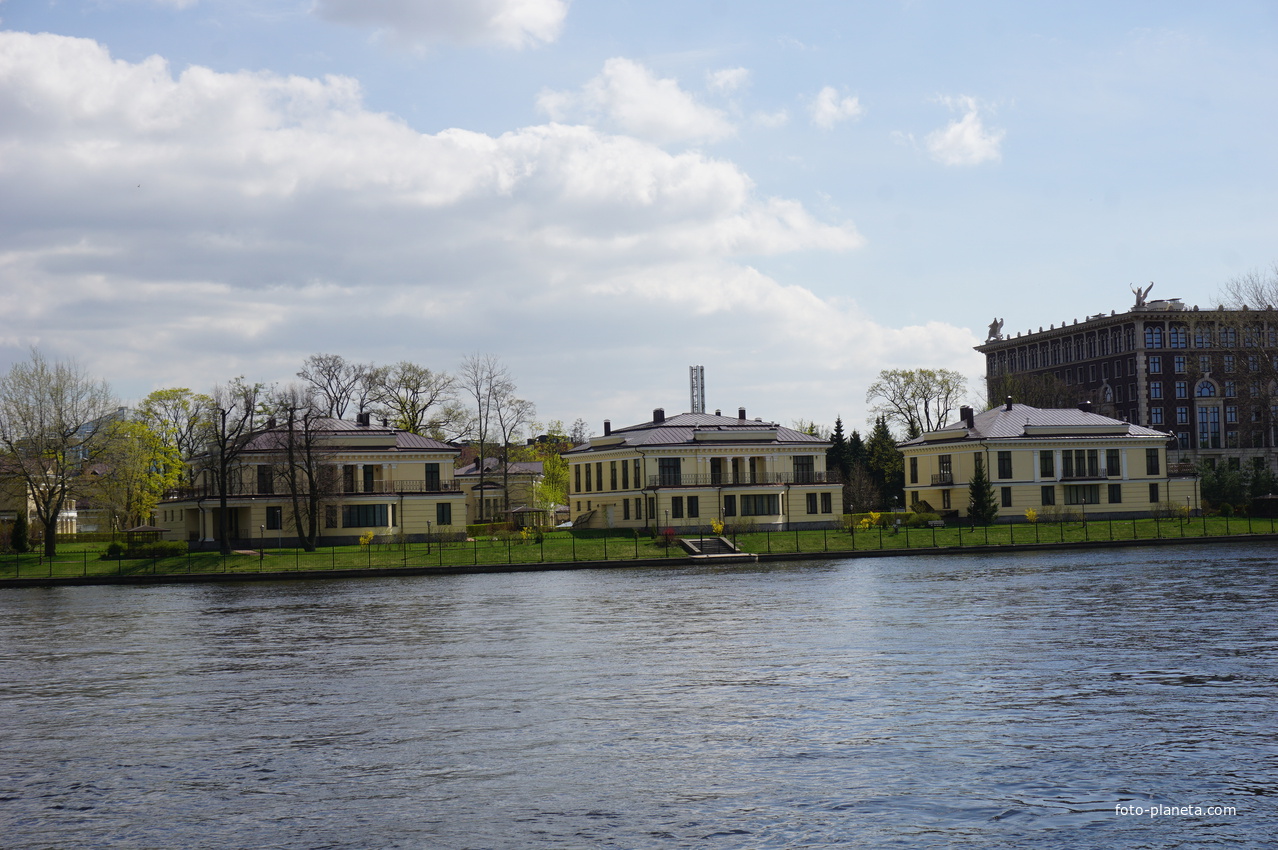 На реке Средняя Невка.