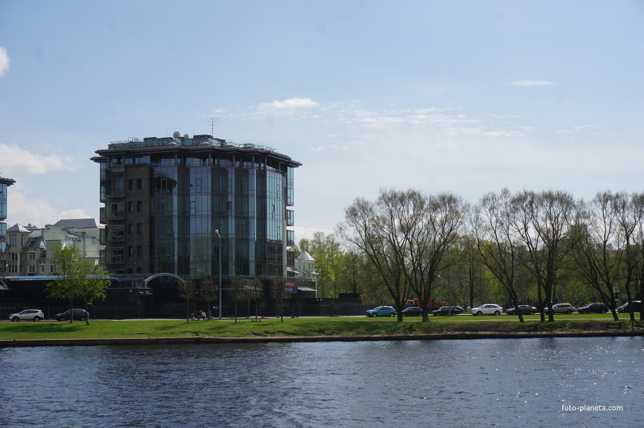 На реке Средняя Невка.