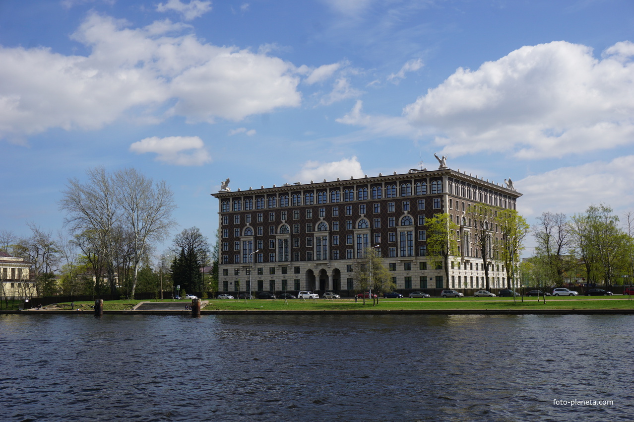 На реке Средняя Невка.