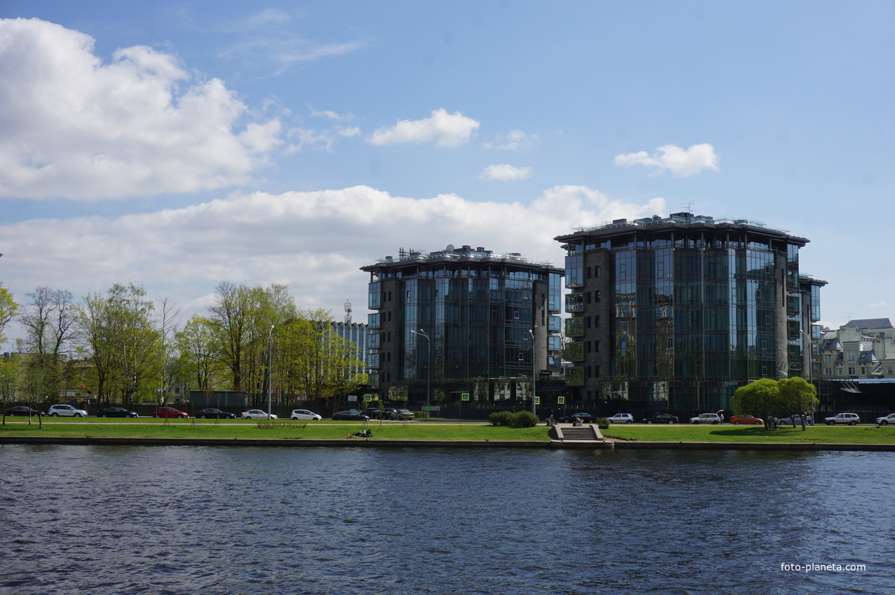 На реке Средняя Невка.