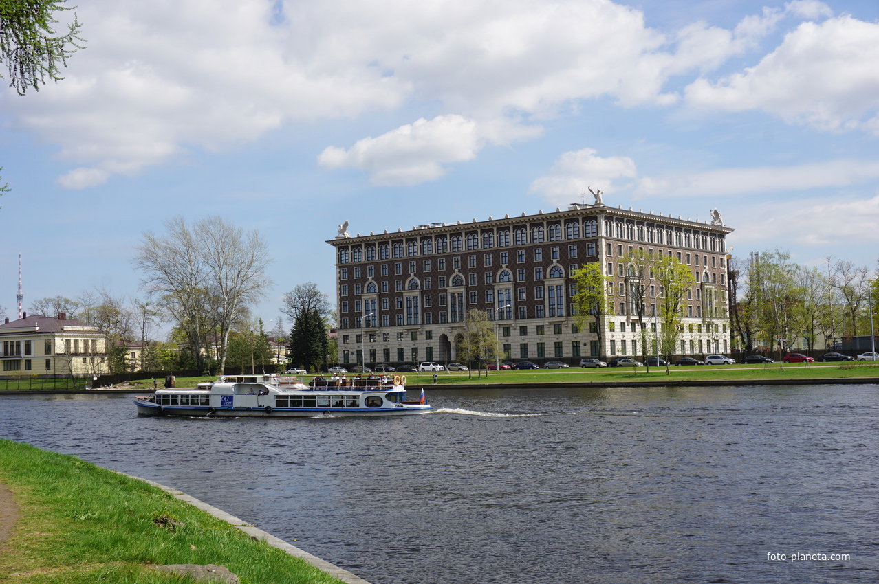 На реке Средняя Невка.