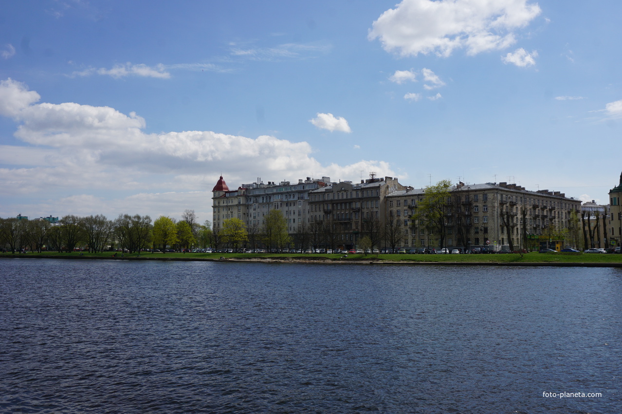 На реке Средняя Невка.
