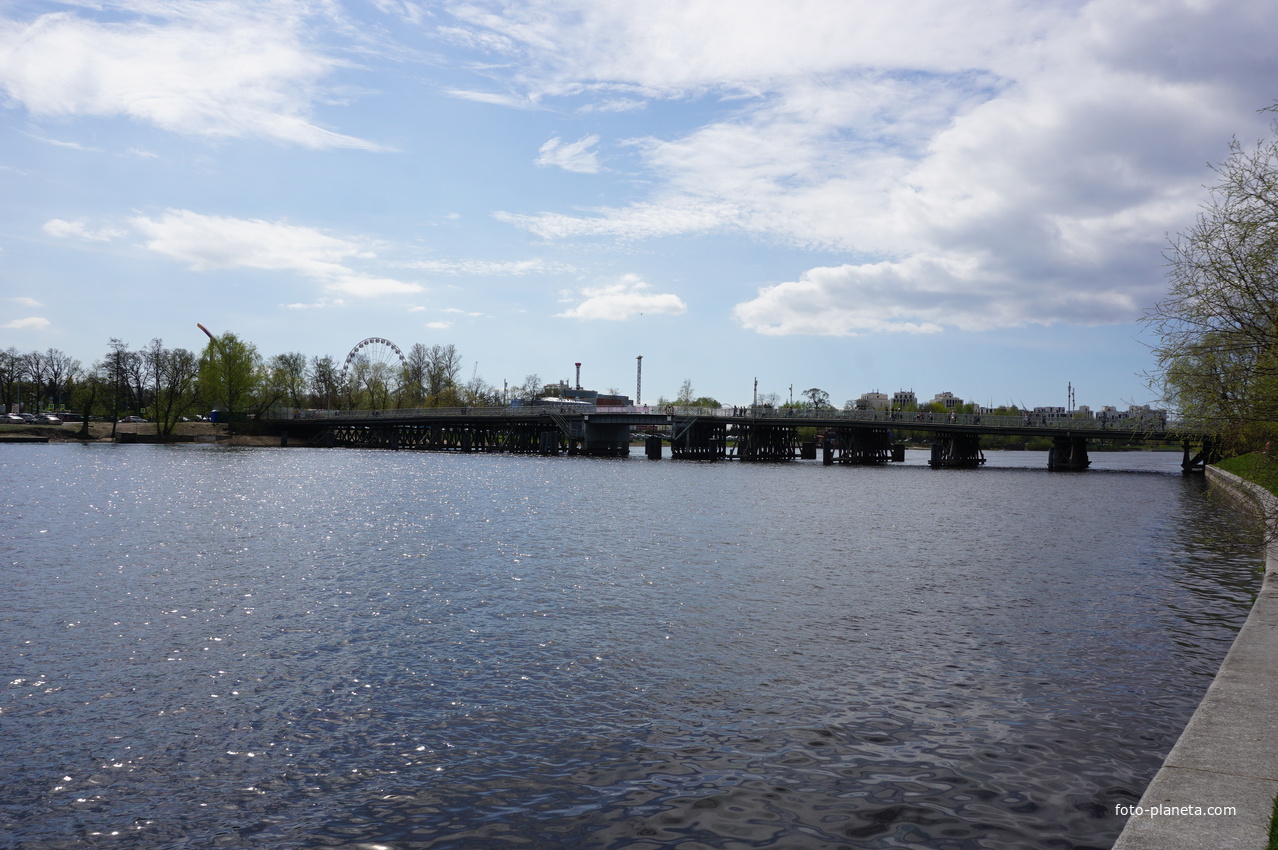 На реке Средняя Невка.