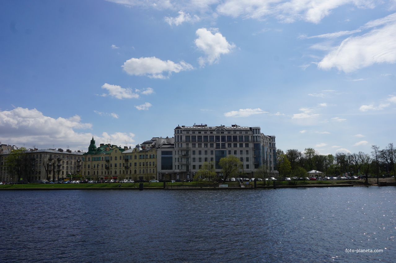 На реке Средняя Невка.