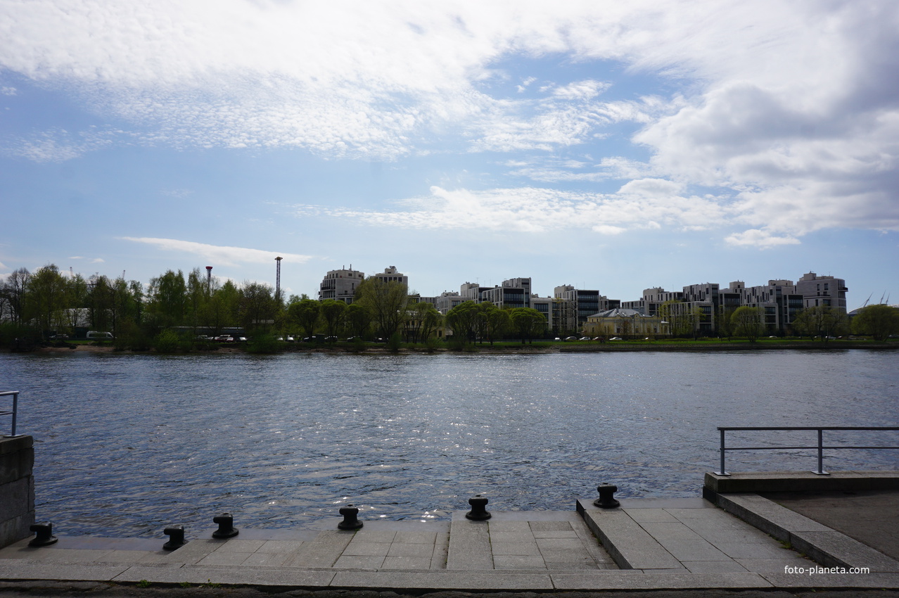 На реке Средняя Невка.