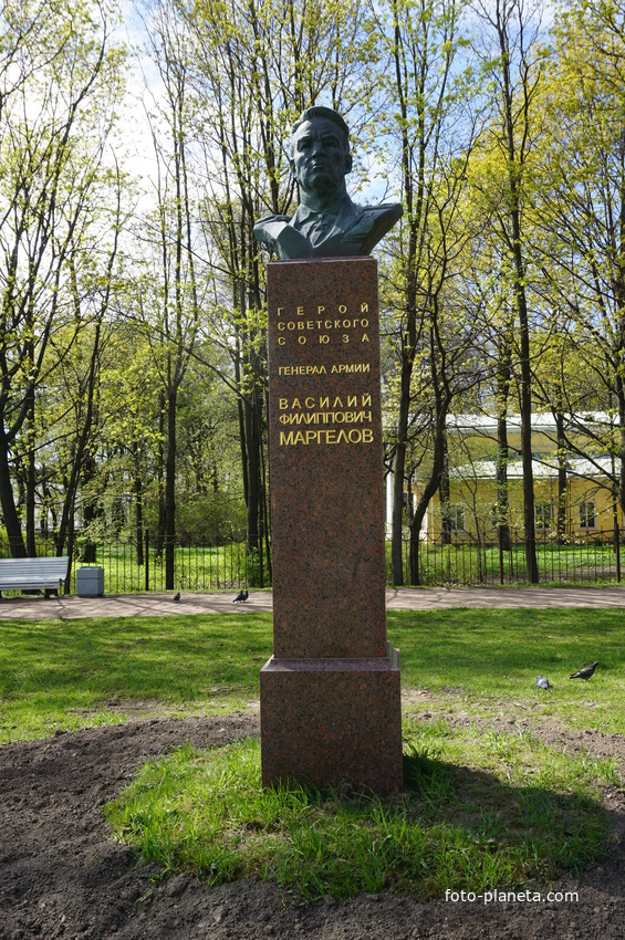 В сквере имени героя.