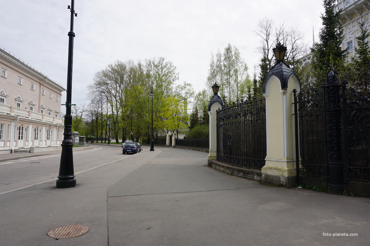 Площадь у театра на Крестовском.