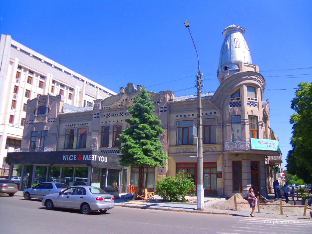Здание бывшего коммерческого банка было возведено в 1914 году. Сейчас в этом здании редакция газеты Черкасcкий край и литературно-мемориальный музей поэта Василия Симоненко.