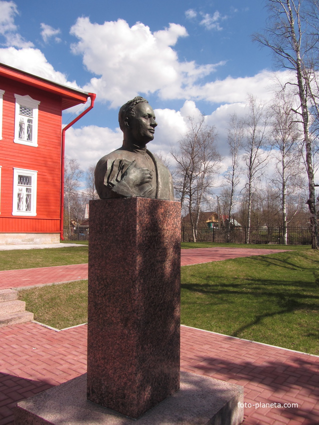 бюст советского поэта, уроженца Кобоны Александра Прокофьева