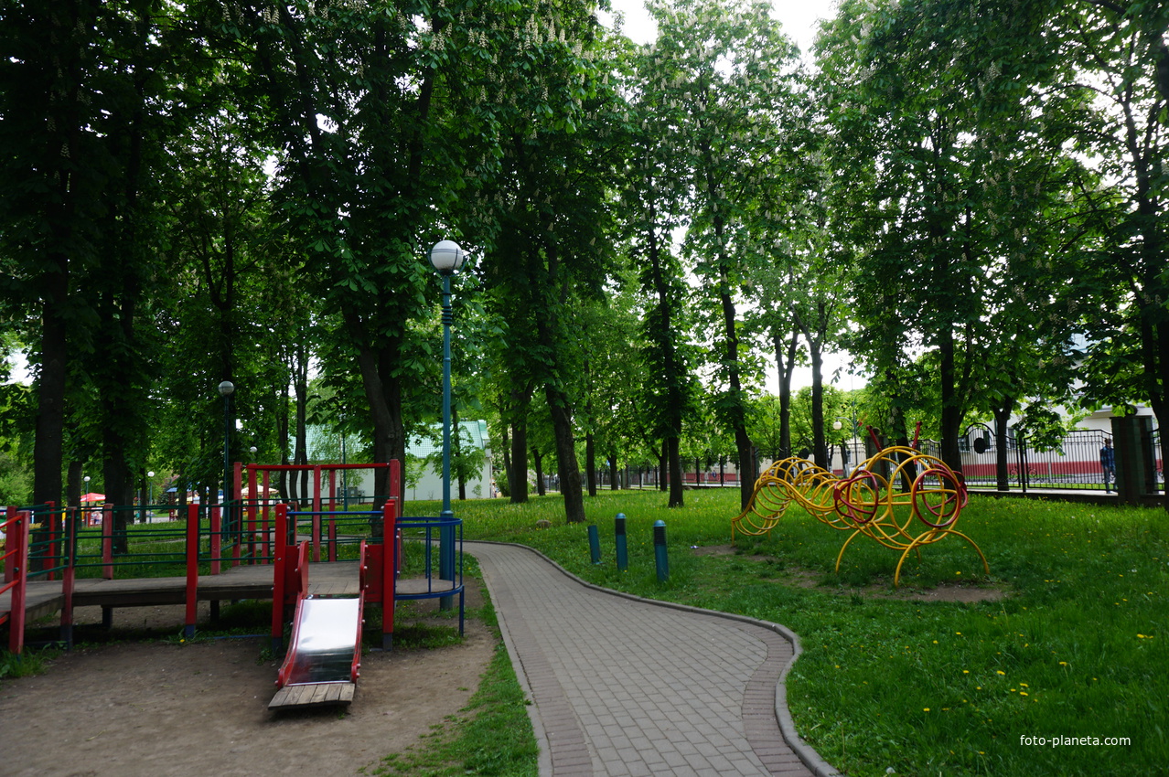 В парке.
