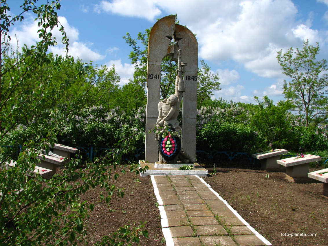 Цвинтар: Алея пам&#039;яті героїв війни.
