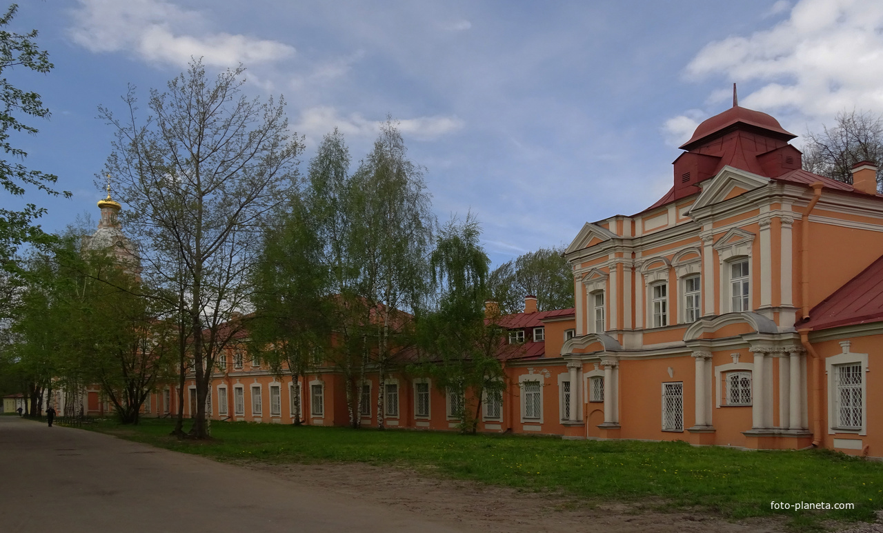 Свято-Троицкая Александро-Невская Лавра. Семинарский корпус.