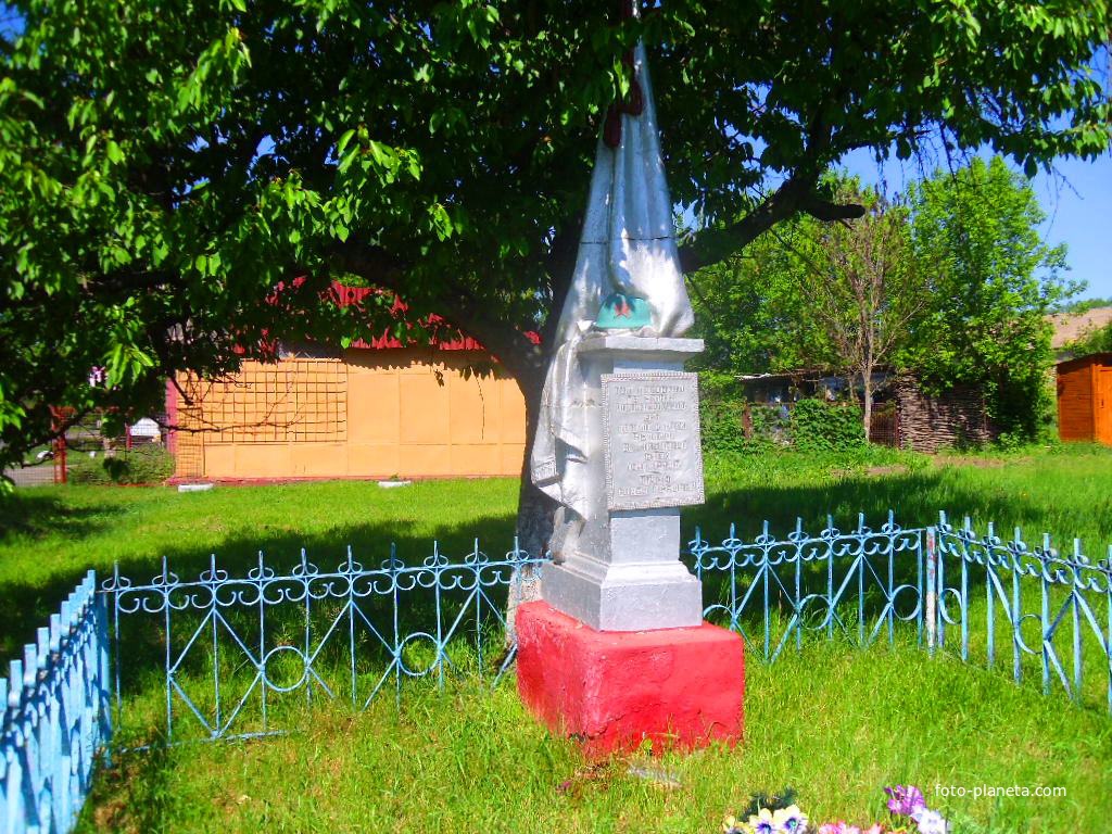 Здесь похоронено 28 советских воинов.Вечная слава Героям.