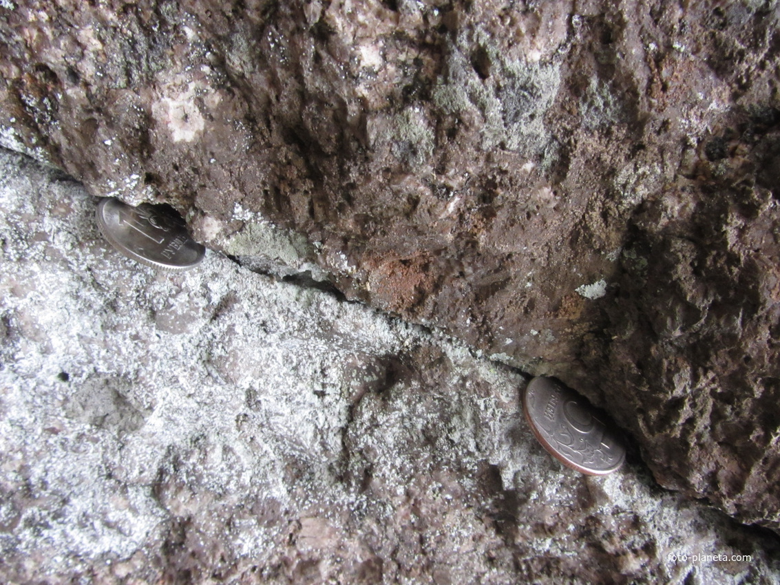 Гранитный &quot;Бесов камень&quot; расположен в болотистом редколесье Бегуницкого лесничества между деревнями Сельцо и Кандакюля