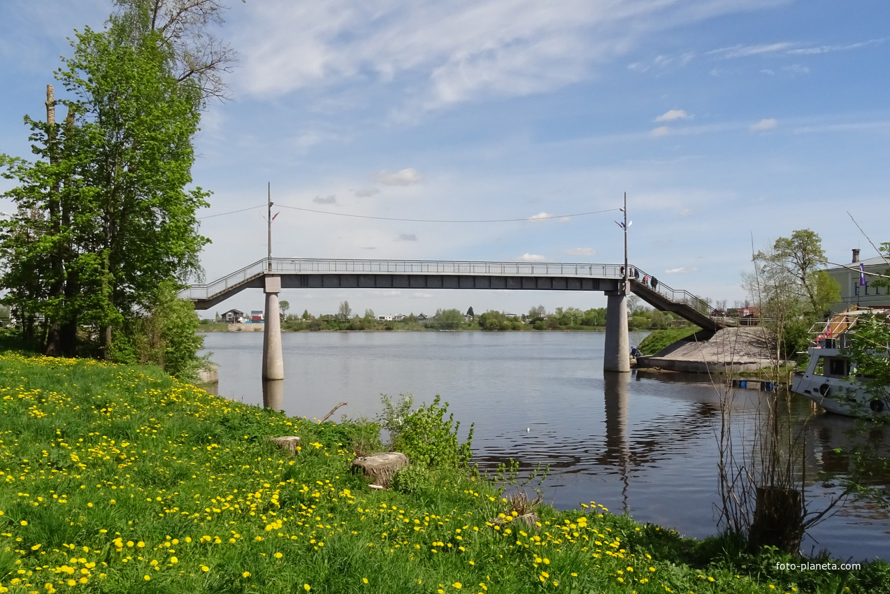 Пешеходный мост через реку Ижору