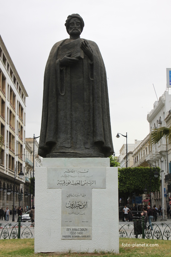 Тунис. Памятник ибн Халдуну.