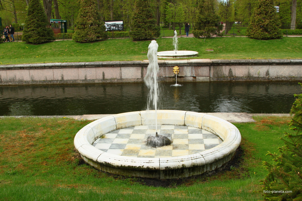 Фонтаны вдоль Морского канала