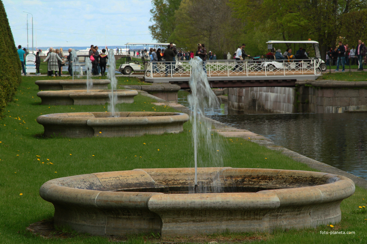 Фонтаны вдоль Морского канала