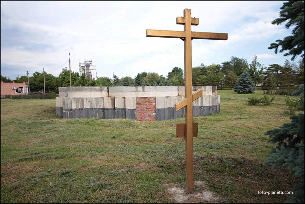 Поклонный крест и фундамент будущей церкви
