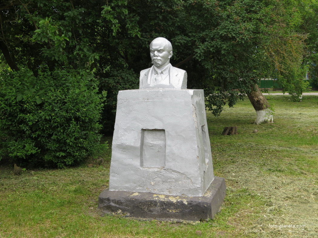 Памятник-бюст Ленину.